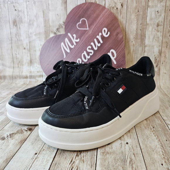 Tommy Hilfiger Women's Grazie Lightweight Lace Up Sneakers Black - Picture 1 of 6